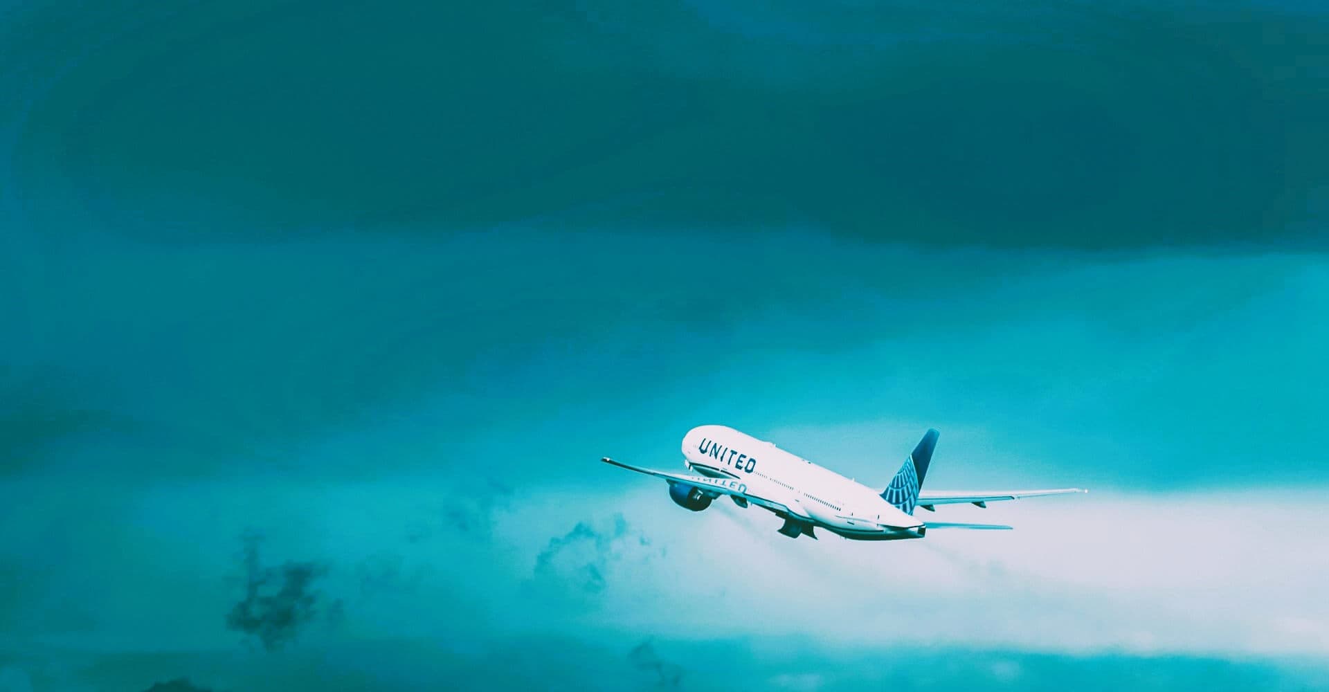 Đặt vé máy bay dễ dàng với TICKETS cho du khách tại Việt Nam